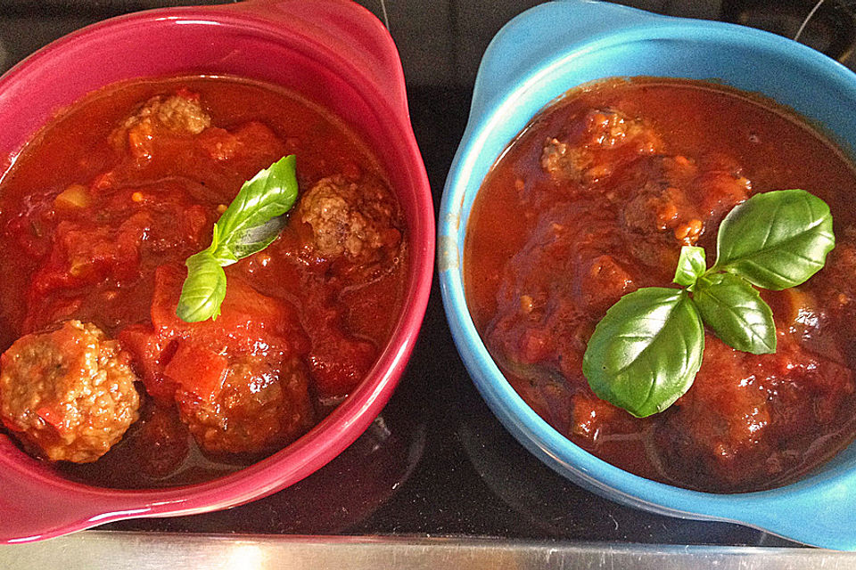 Rinderhackbällchen in Tomatensoße