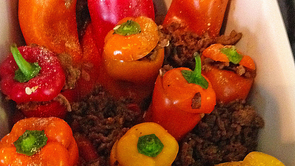 Gefüllte Mini-Paprika auf Tomatenbett von Minimouse66 Gefüllte Mini-Paprika auf Tomatenbett von Minimouse66