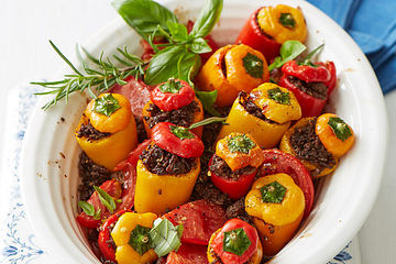 Gefüllte Mini-Paprika auf Tomatenbett