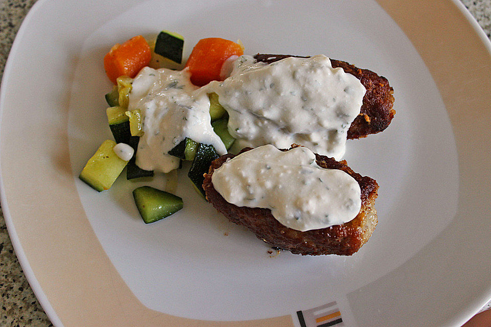 Hackfleisch-Rollen mit Schafskäsefüllung