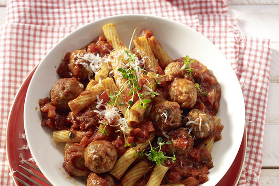 Pasta mit Thymian-Tomatensauce und Salsiccia-Bällchen