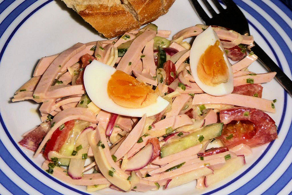 Bunter sommerlicher Schweizer Wurstsalat "Spezial"