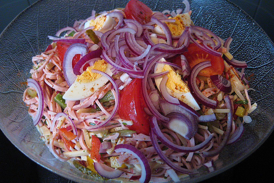 Bunter sommerlicher Schweizer Wurstsalat "Spezial"