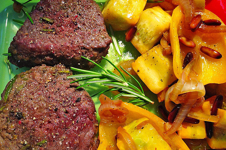 Marinierte Rindersteaks mit Zucchini-Paprika-Ingwer-Gemüse