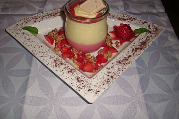 Vanillecreme auf Erdbeermousse mit Erdbeeren auf Fruchtspiegel und Nusspesto