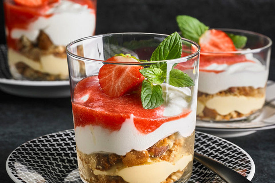 Cantuccini-Tiramisu mit Erdbeer-Pürree