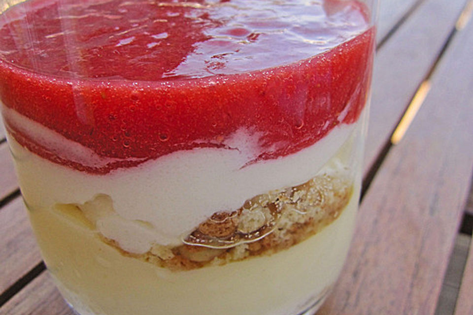 Cantuccini-Tiramisu mit Erdbeer-Pürree