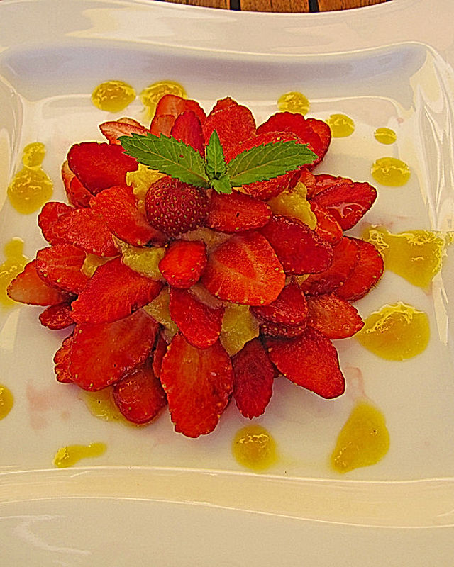 Orangencreme auf Erdbeercarpaccio mit Orangen-Sirup