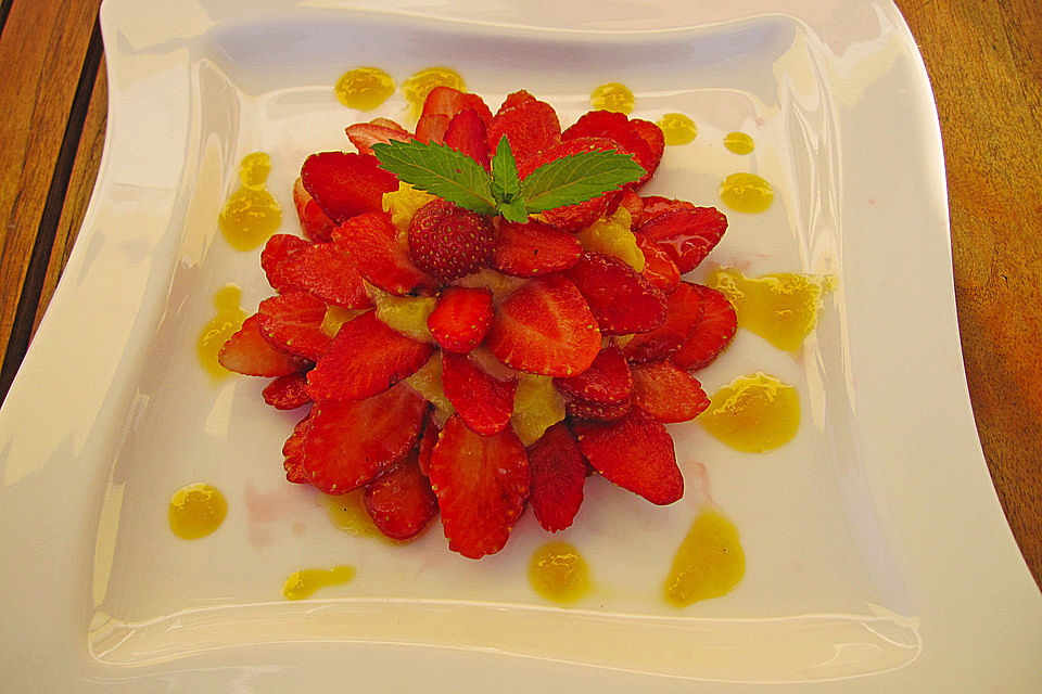 Orangencreme auf Erdbeercarpaccio mit Orangen-Sirup