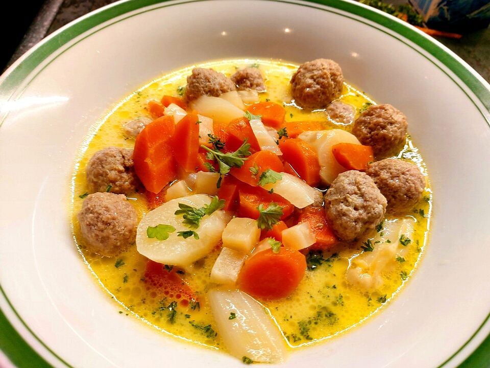 Spargel-Kartoffelsuppe mit Bratwurstklößchen von Gjulia| Chefkoch