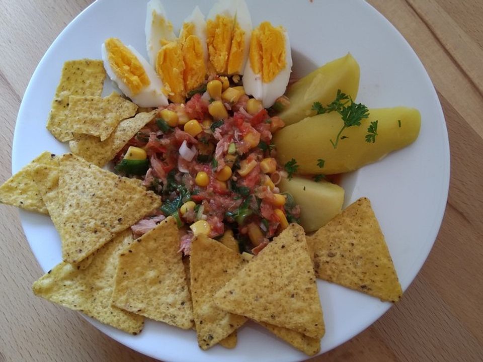 Spanische Vorspeise Mit Kartoffeln Tomaten Thunfisch Und Ei Von Skarrabaus Chefkoch