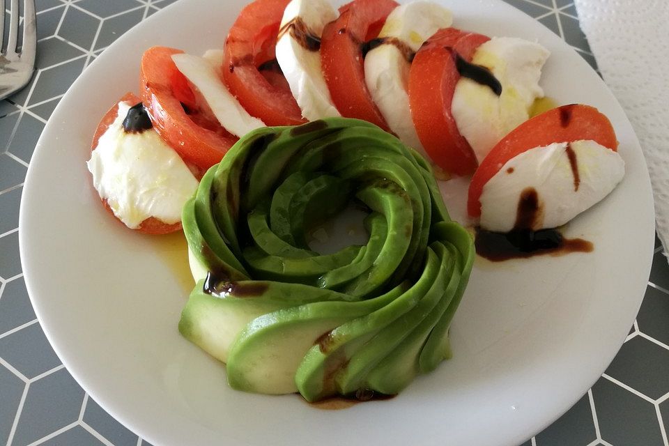 Avocado mit Tomate und Mozzarella