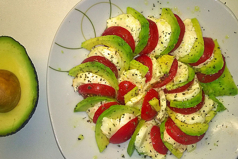 Avocado mit Tomate und Mozzarella