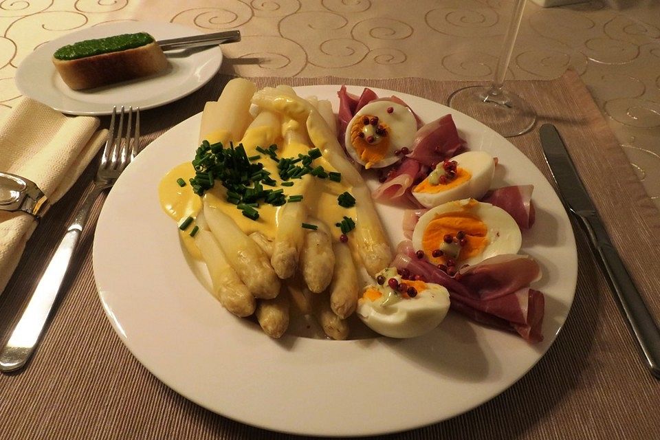 Spargel mit Sauce Hollandaise, Schinken und Kartoffeln