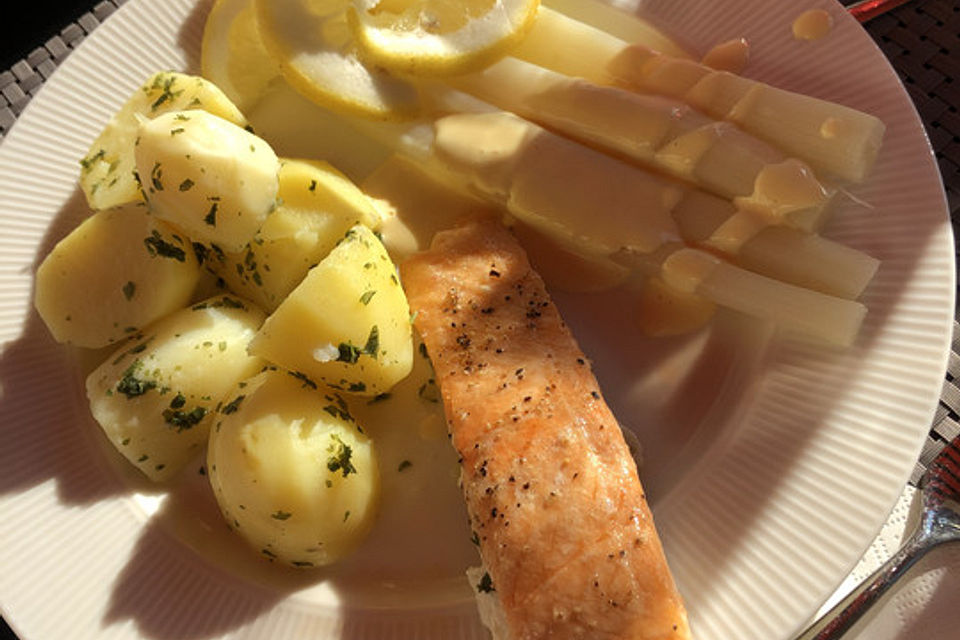 Spargel mit Sauce Hollandaise, Schinken und Kartoffeln