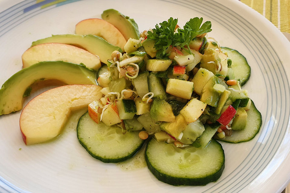 Linsensprossen-Avocado-Apfel-Salat mit Ingwer-Dressing