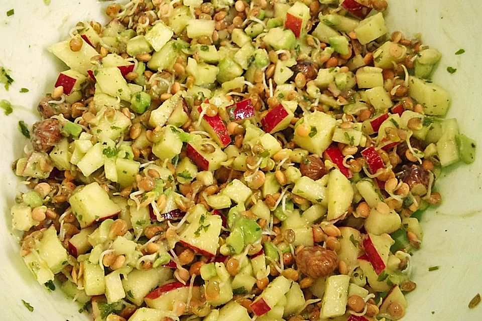 Linsensprossen-Avocado-Apfel-Salat mit Ingwer-Dressing