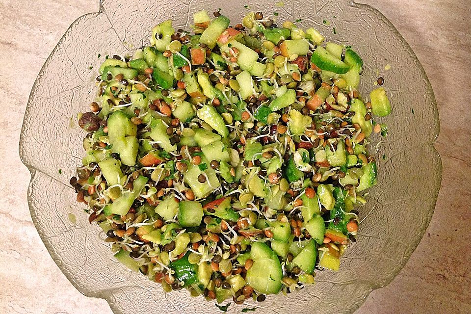 Linsensprossen-Avocado-Apfel-Salat mit Ingwer-Dressing