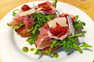 Bruschetta mit getrockneten Tomaten, Parmesan und  Rucola