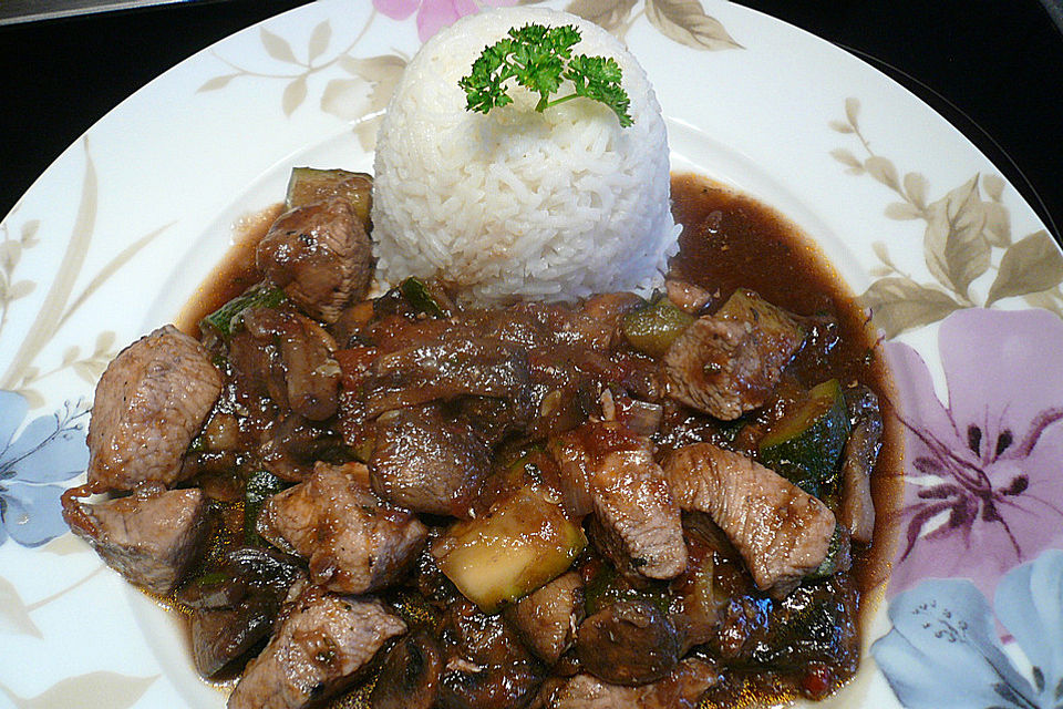 Gemüse-Hähnchenpfanne mit Rotwein-Tomatensoße