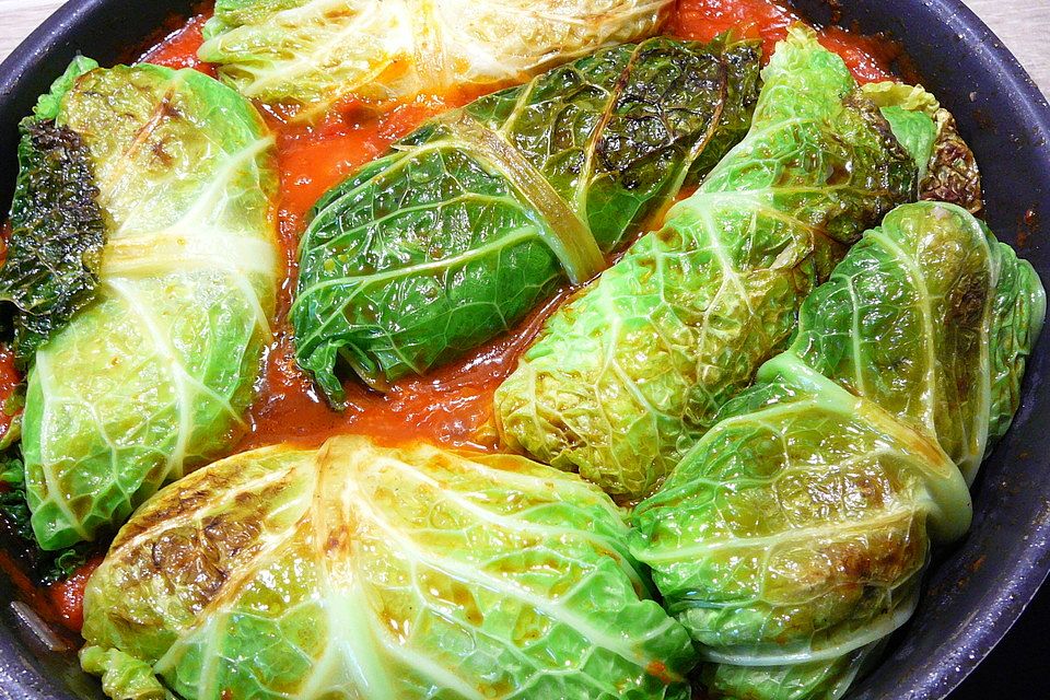 Vegane Kohlrouladen mit Kartoffel-Champignon-Füllung auf Tomatensoße