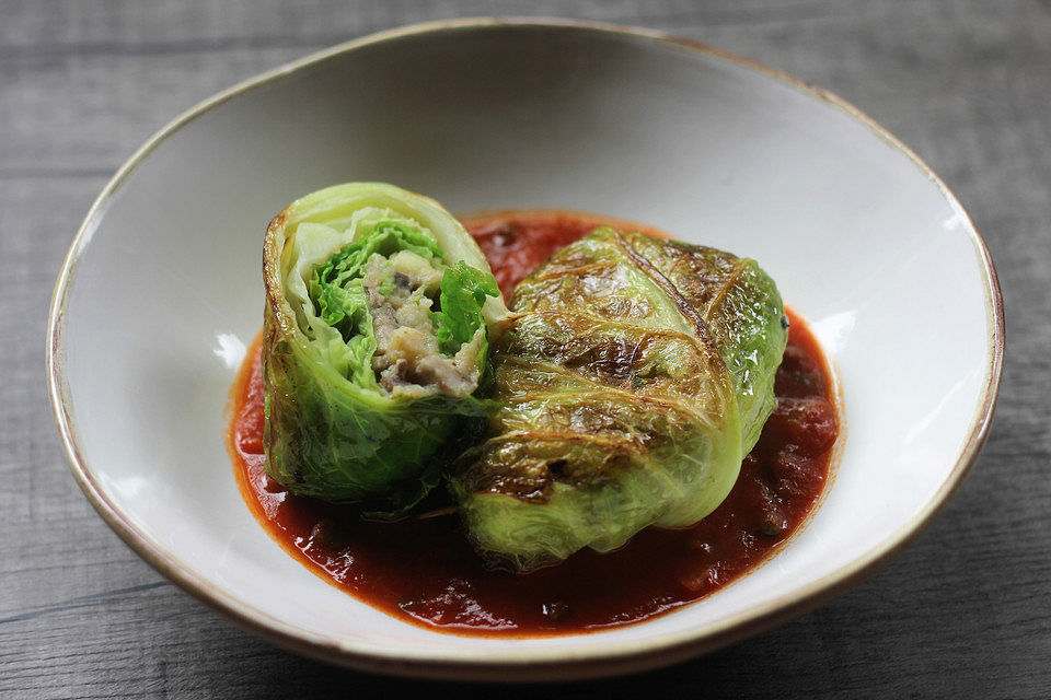 Vegane Kohlrouladen mit Kartoffel-Champignon-Füllung auf Tomatensoße