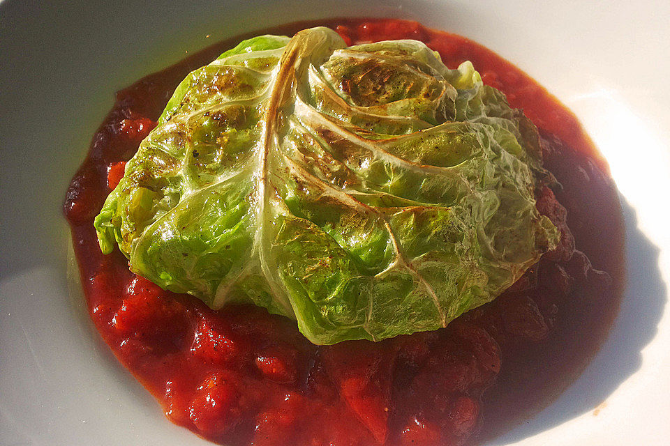 Vegane Kohlrouladen mit Kartoffel-Champignon-Füllung auf Tomatensoße