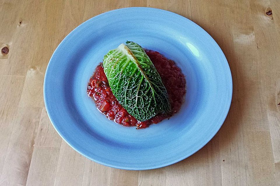 Vegane Kohlrouladen mit Kartoffel-Champignon-Füllung auf Tomatensoße