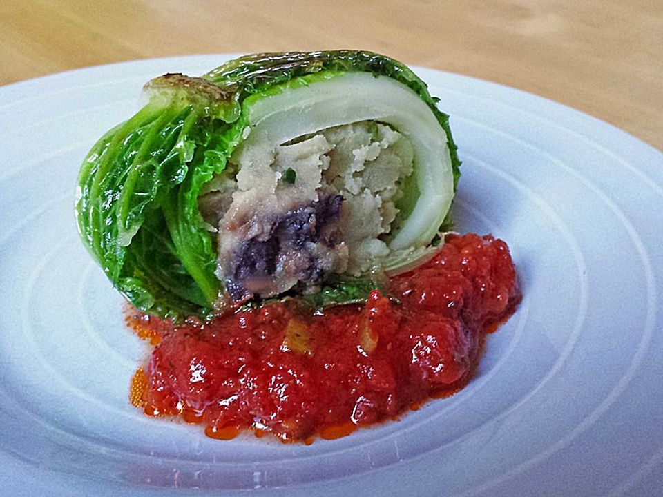 Vegane Kohlrouladen mit Kartoffel-Champignon-Füllung auf Tomatensoße ...
