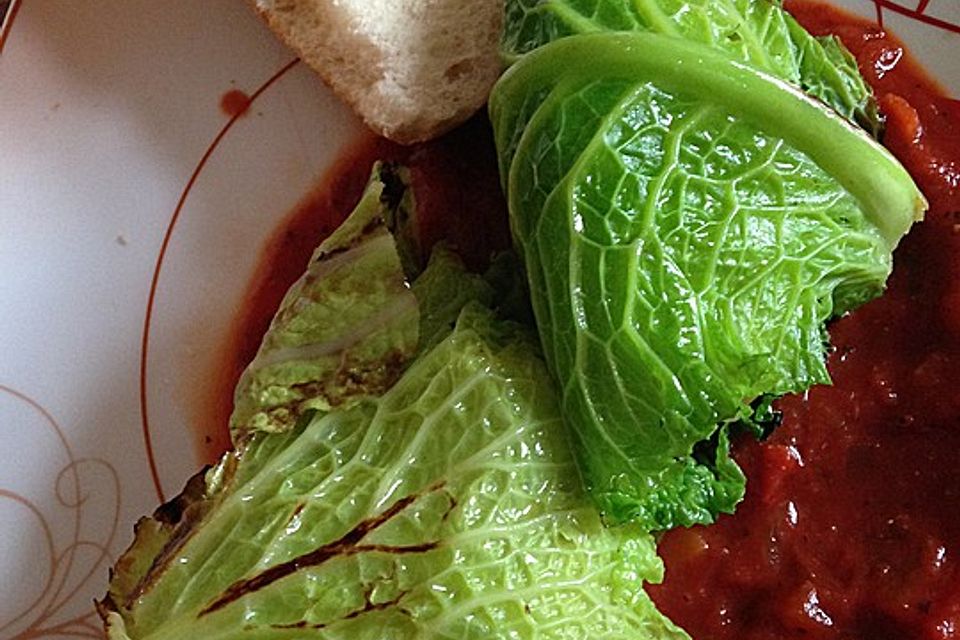 Vegane Kohlrouladen mit Kartoffel-Champignon-Füllung auf Tomatensoße