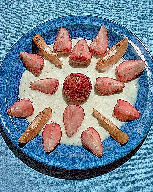 Marinierte Erdbeeren auf weißer Schokosauce