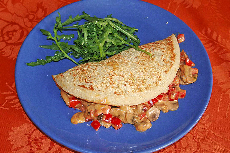 Buchweizen-Sesam-Pfannkuchen mit cremiger Champignon- und Paprikafüllung