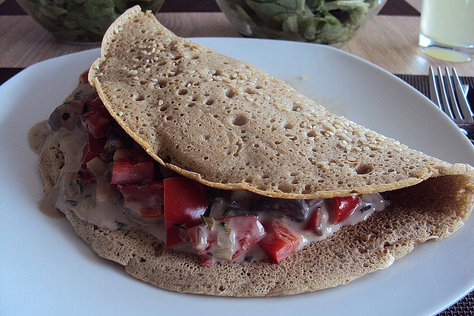 Buchweizen-Sesam-Pfannkuchen mit cremiger Champignon- und Paprikafüllung