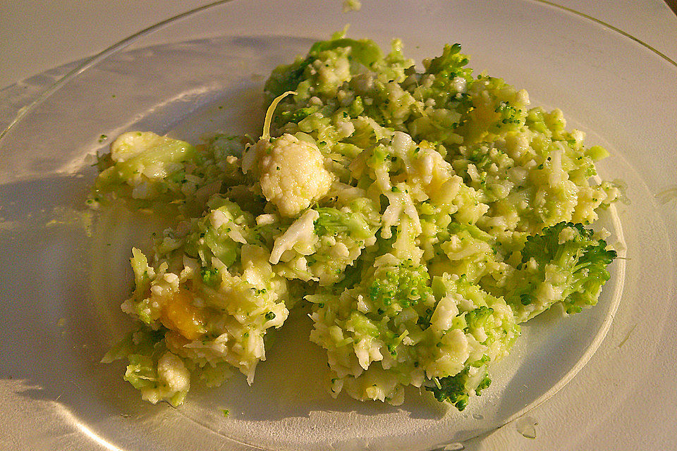 Salat aus Mango, Blumenkohl und Brokkoli