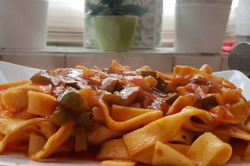 Spaghetti in Tomaten-Gemüse-Sauce