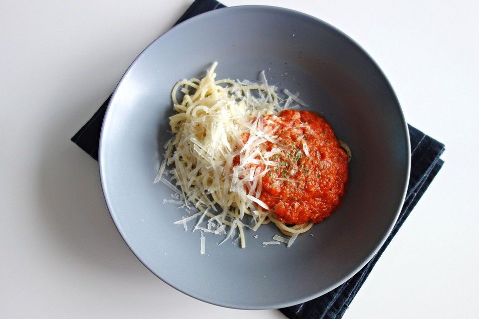 Spaghetti mit Tomatensauce