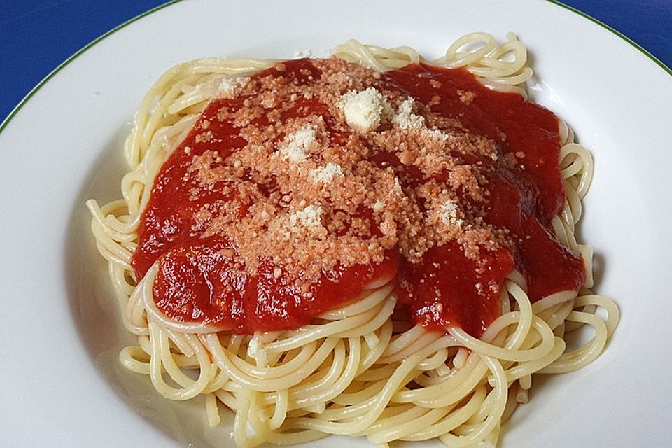 Spaghetti mit Tomatensauce