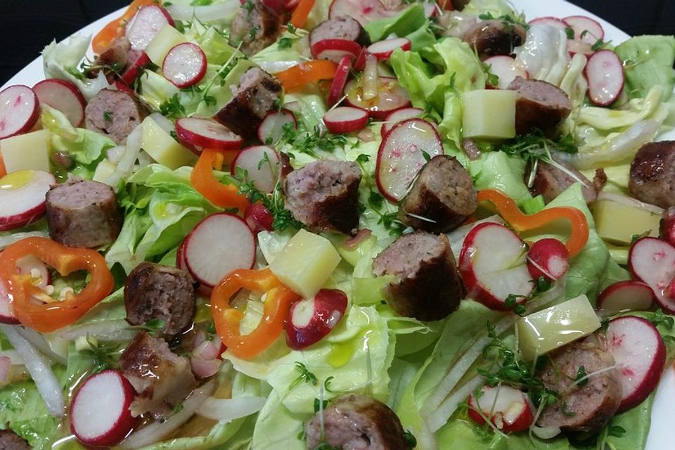 Bratwurstsalat mit Paprika, Radieschen und Zwiebeln