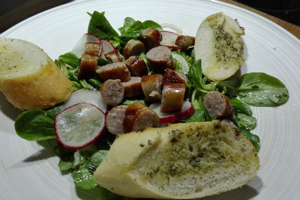 Bratwurstsalat mit Paprika, Radieschen und Zwiebeln