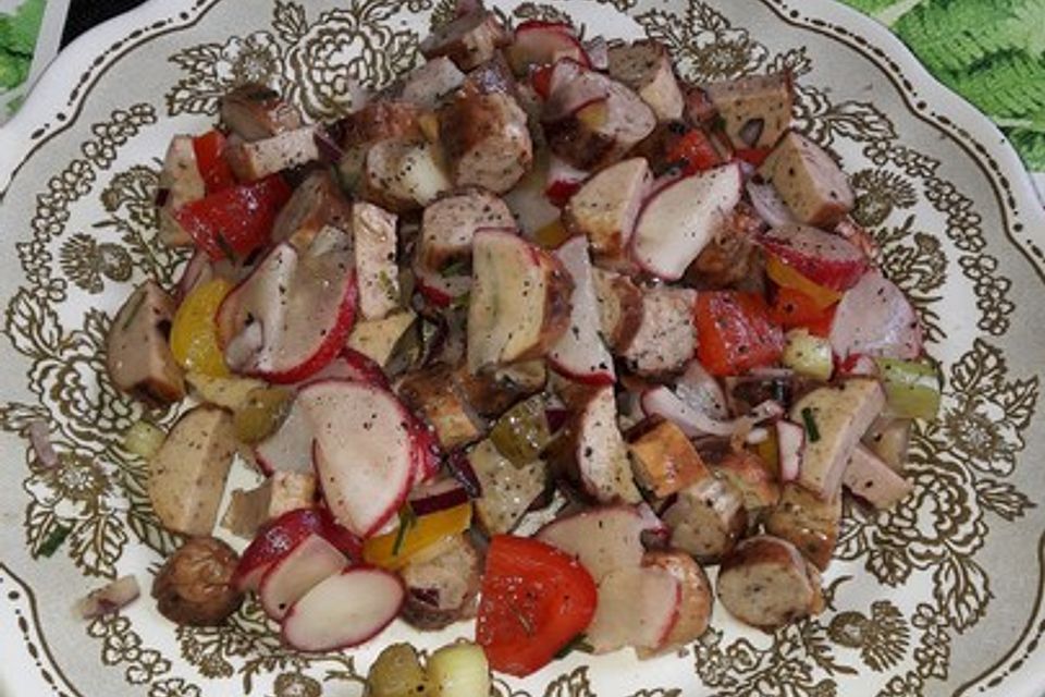 Bratwurstsalat mit Paprika, Radieschen und Zwiebeln