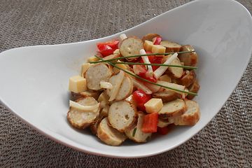 Bratwurstsalat mit Paprika, Radieschen und Zwiebeln