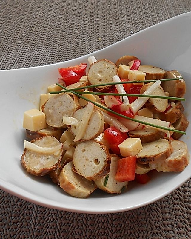 Bratwurstsalat mit Paprika, Radieschen und Zwiebeln