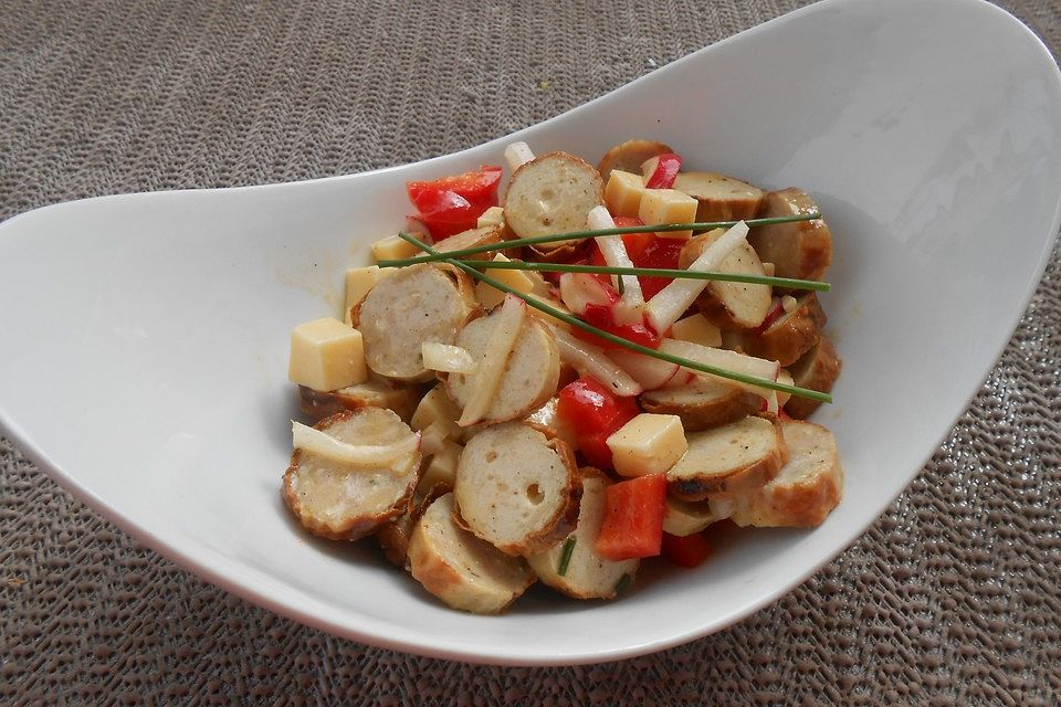 Bratwurstsalat mit Paprika, Radieschen und Zwiebeln