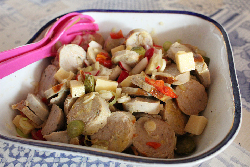 Bratwurstsalat mit Paprika, Radieschen und Zwiebeln