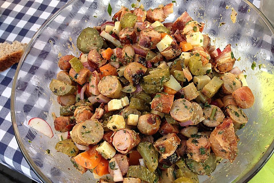 Bratwurstsalat mit Paprika, Radieschen und Zwiebeln