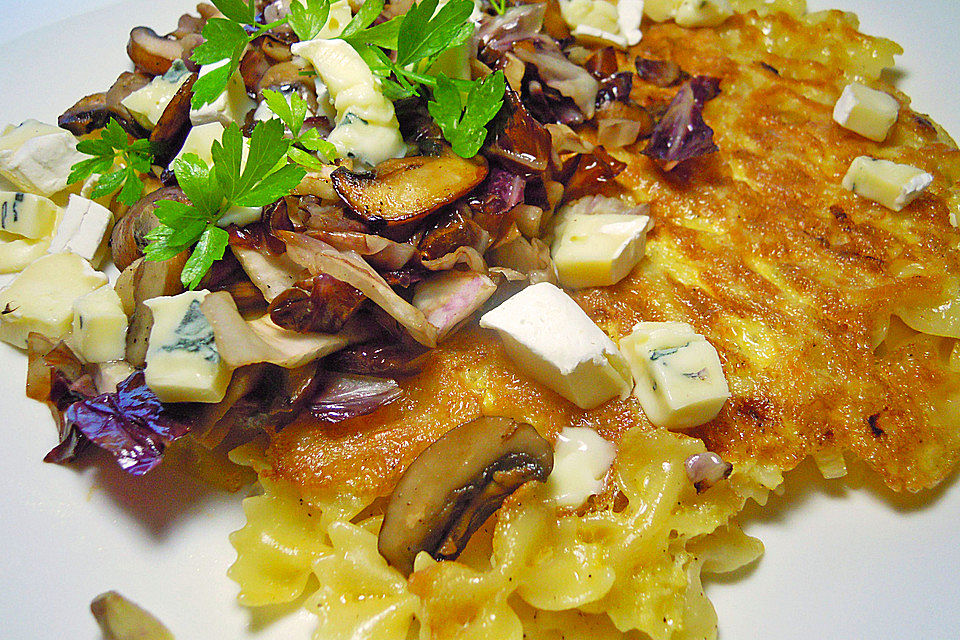 Farfalle-Rösti mit Pilz-Radicchio-Gemüse