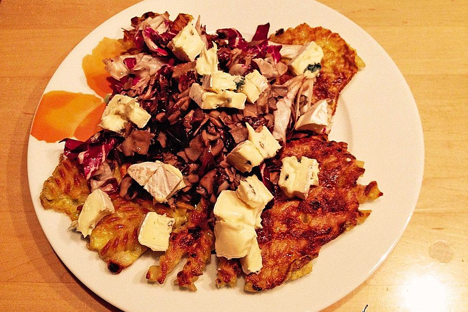 Farfalle-Rösti mit Pilz-Radicchio-Gemüse