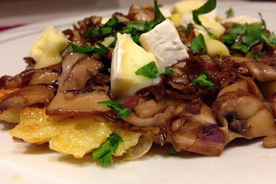 Farfalle-Rösti mit Pilz-Radicchio-Gemüse