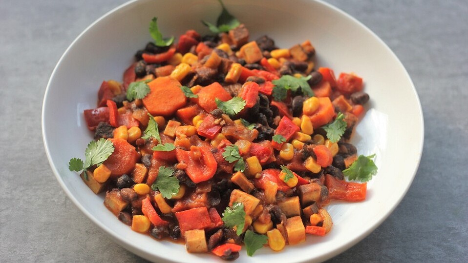 Tofu-Gemüsepfanne mit Paprika, Mais und Kidneybohnen von SmilyLily Tofu-Gemüsepfanne mit Paprika, Mais und Kidneybohnen von SmilyLily