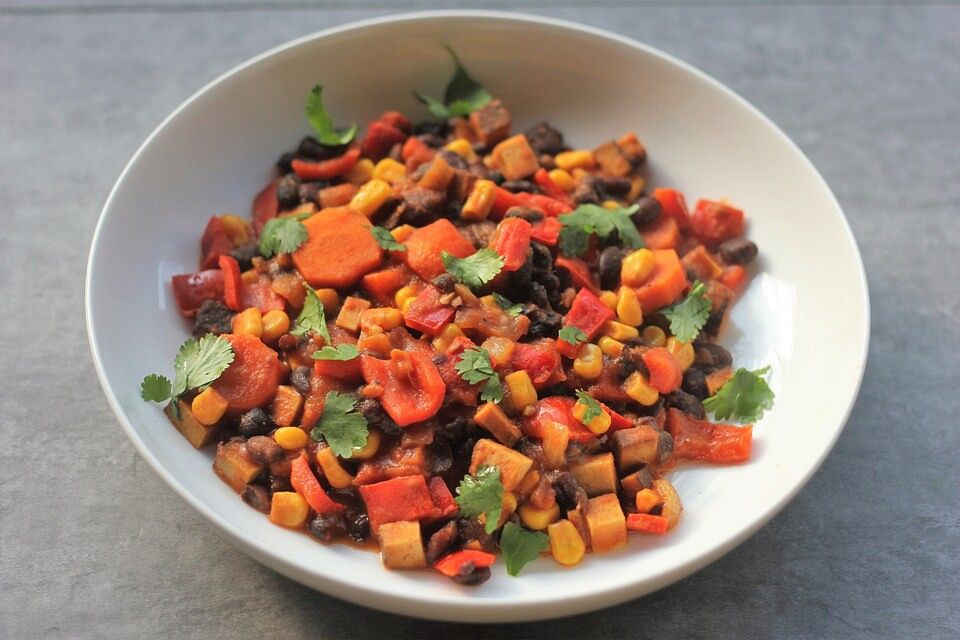 Tofu-Gemüsepfanne mit Paprika, Mais und Kidneybohnen